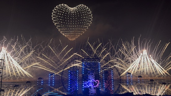 无人机烟花呈现的巨型爱心夜空燃情。人民网记者 吴茜薇摄