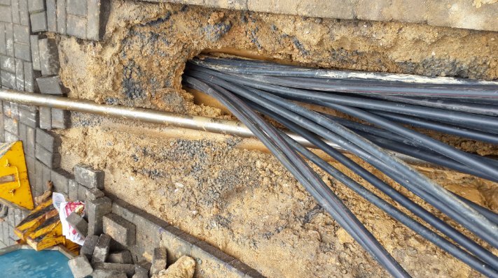 弱电综合共网初见成效 二十四条管线一次性预