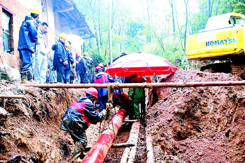巴陵石化地下原油管线泄漏 冒雨抢修34小时