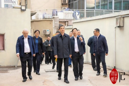 周海兵一行来到城南花苑小区,现场查看信访事项。郭雨滴 摄