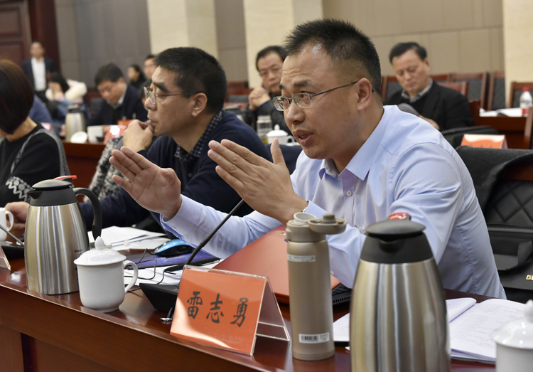 刘和生参加工商联,经济界小组讨论