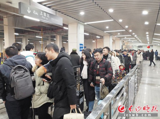 ǰ�����ڳ�ɳ����վ���㳡���˿������Ŷӳ˳��⳵����ɳ����ȫý����� л���� ��