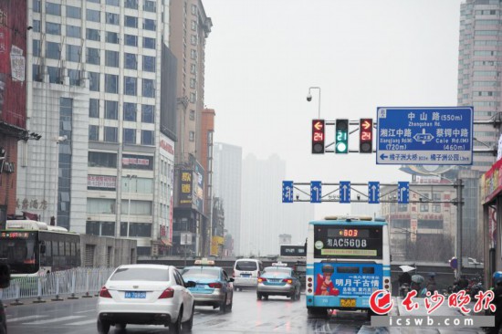 黄兴路上的新版信号灯上线后,各方向交通流冲突减少,该路段交通更为安全顺畅。长沙晚报全媒体记者 刘琦 摄