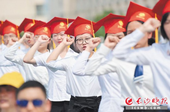 �������գ�����ʦ�����ԡ�Ŭ�����ܣ�����ʱ����׷���ˡ�Ϊ���⣬Ϊ1100��������ѧ�������˳�����ʽ�߱�ҵ����ͼΪ����ѧ��ׯ�����ġ�������ɳ����ȫý����� ���� ͨѶԱ ��ѩ�� ������ ��Ӱ����