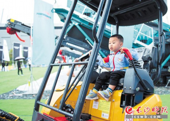 ��ʽ�������ھ����������������������װ���������࣬�����ڶຢ��������ʻλ��һ�ء��ڻ��֡�����Ϊ��ɳ����ȫý����� ������ ��