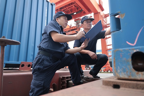 ������Ա����˶Լ�顣������ ����ޱ��