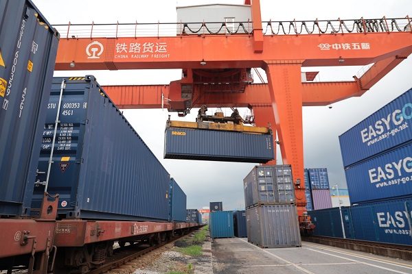 ��ɳ������·���ڵļ�װ�����䡣������ ����ޱ��