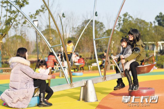 ͼ2    �������磬�����������幫԰�ڣ��������ڿ��ĵ�׷�����ݡ������ΰ塣���������ǳǳ�ɳӭ���˾�Υ���������������׷��������⣬�����ⶬ��ů������ɳ����ȫý����� ��־ΰ ��