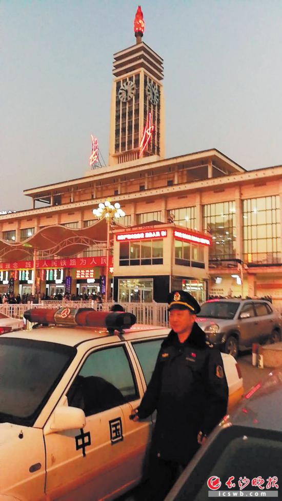 今年春运期间,市交通行政执法局加大对城区各大站场的巡逻,引导协助旅客有序出行。