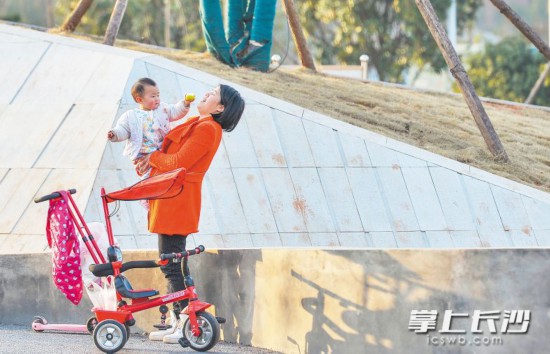 ����ͼ1����ͼ1�����գ���ɳ�������ģ������Ƿ׷��߳����ţ���������ʱ�⡣�����������Ӻ��ϣ�һλ�ҳ�����С��������������Ϸ��������ɳ����ȫý����� ���� ��