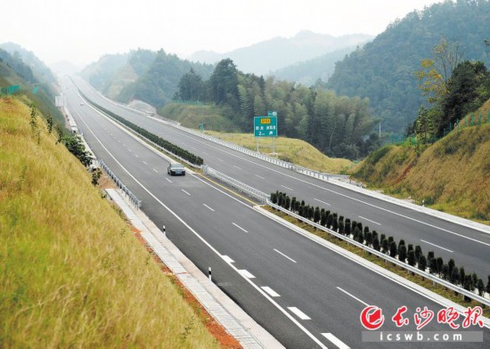 截至2018年底,湖南高速公路已通车6724公里,高速公路路网全面形成,启用新的命名编号体系水到渠成。 资料照片