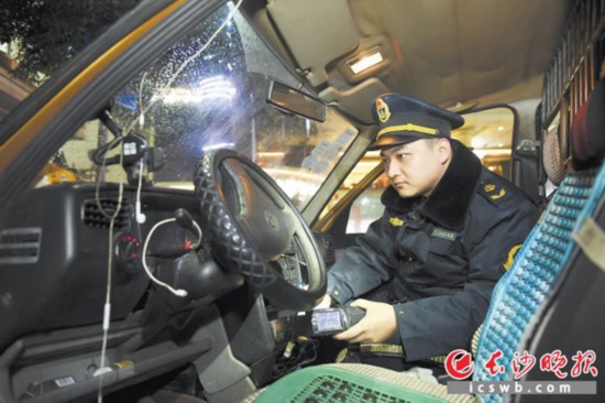 �����ϵ������ж��У���ɳ�н�ͨ����ִ���ֵ�ִ����Ա�ػ�һ�����ӷǷ���װ��Ӫ���ٵ�ʿ�������ڸó��Ϸ��ּٱҡ��ٳ�����Ӫ֤�ͼټƷѱ�����Ʒ����ɳ����ȫý����� ������ ��