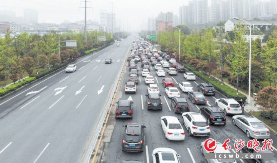 昨日是清明小长假第一天,出城通道车流量增大。上午,云栖路东往西方向车辆排起了长队,与进城车道形成鲜明对比。 长沙晚报全媒体记者 邹麟 摄