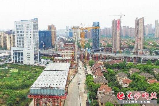 湘府路跨万家丽路全互通立交目前已开始钢梁架设,将于明日起对地面东西向道路实行半封闭施工。 长沙晚报全媒体记者 王志伟 摄