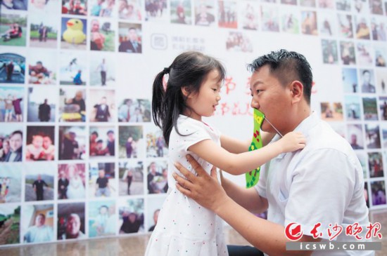 �������һ�ſ�ͨȫ�Ҹ����桰���߳�������ۼ��ֿ족��Ϸ������һ����Խʱ�յġ����Ͷ������Ȼ����������һ���͸��ϰֵ������DIY�ֹ��������16���Ǹ��׽ڣ�ܽ�������������������С��ж����׽� ����Т�Ļ����������ҳ��뺢�������龰��ͻ�����Ϸ��һ��ȹ���һ�����ĸ��׽ڡ�����ɳ����ȫý����� ������ ��