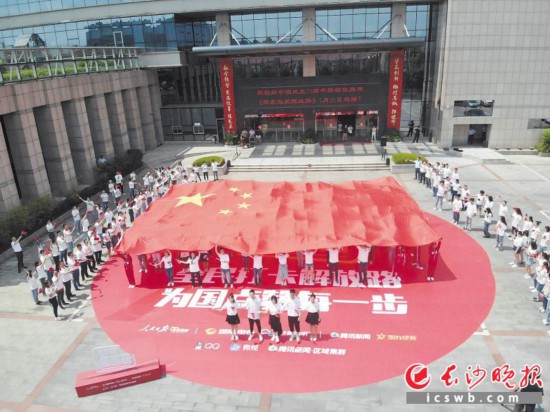 23日,《我家住在解放路》全国启播仪式在长沙解放路举行。长沙晚报通讯员 孙威 摄