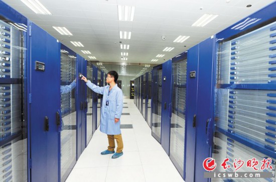 湖南大学国家超级计算长沙中心工作人员正在查看超级计算机系统。 长沙晚报全媒体记者 邹麟 摄