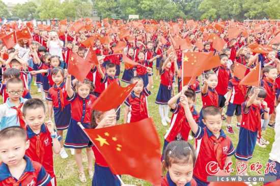 ���������Ǻ��죬��Ϊ�㽾�������Ǻ��죬��Ϊ���Ժ���Ϊ�㻶������Ϊ��ף����������ֱ�����������Ҫ������2�����磬�������ķ�ƺСѧ����һƬ���Ǻ���ĺ���һ���ԡ��ɳ�&middot;׷��&middot;���ܡ�Ϊ����Ŀ�ѧ�������ھ��С����ֻ��ƹ��졢�ڳɳ�����Ϊ���ĸ��д�ɳ����ԡ�����ʫ���С������Ȱ����Ǻ��족��Ϊ��������ѧ�ڵĵ�һ�Ρ�������ɳ����ȫý����� �·� ͨѶԱ ������ ��Ӱ����