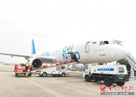 5月28日,湖南首条跨境电商定期货运航线开通 。 长沙晚报全媒体记者 邹麟 摄