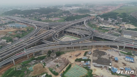7月1日起,湘府路快速化改造工程花侯路以东下穿高铁段、红旗路互通立交部分匝道和万家丽互通立交剩余3条匝道将实现通车试运行。长沙晚报全媒体记者 王志伟 通讯员 李蓉钰 摄影报道
