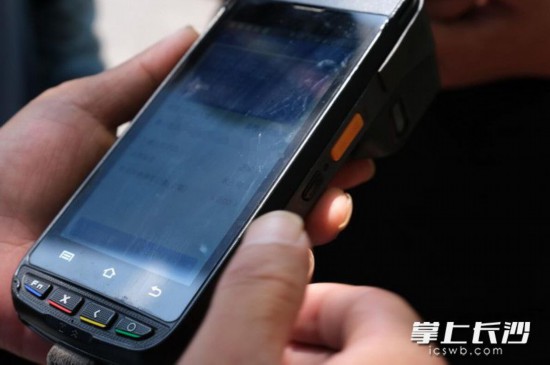 管理人员从手机上就能查看停车位情况,包括车辆进出时间、收费状况等。