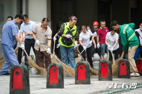 “清洁长沙”行动中,城管系统、街道社区工作人员和志愿者们齐上阵,对坡子街改造路面进行深度清洁。长沙晚报全媒体记者 黄启晴摄
