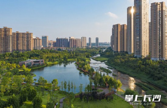 圭塘河畔环境优美舒适宜居,成为周边市民散步游玩的好去处。长沙晚报全媒体记者 邹麟 摄