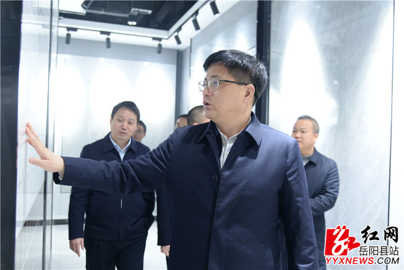 田文静查看亚泰陶瓷产品.JPG 田文静查看亚泰陶瓷产品.JPG