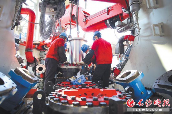 铁建重工生产车间内,工人们在忙碌,一派热火朝天的劳动景象。 长沙晚报通讯员 曾诗怡 摄