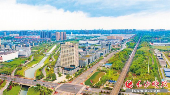 ��������̶�ڳǲ�ҵ�ǰ�ߡ����껨��������һ�и����ӻ����˲�ҵƬ��ʻ���� ��ɳ����ȫý����� ���� ��