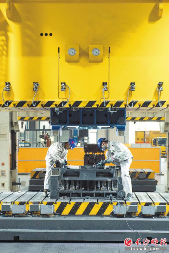 �������ӡ�װ�䡢���ԡ����߽�����ģ�����س��䣬ֻ�����ͻ������ڸ�����ת��������ɢ�ֲ��ڸ�����λæµ��������Χ�Ȼ��졣 ��ɳ����ȫý����� ������ ��