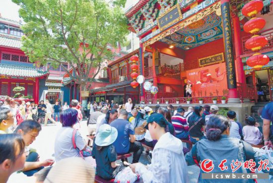 古戏台上,《长沙弹词》《长沙快板》等精彩绝伦的表演轮番上场。 长沙晚报全媒体记者 陈飞 摄