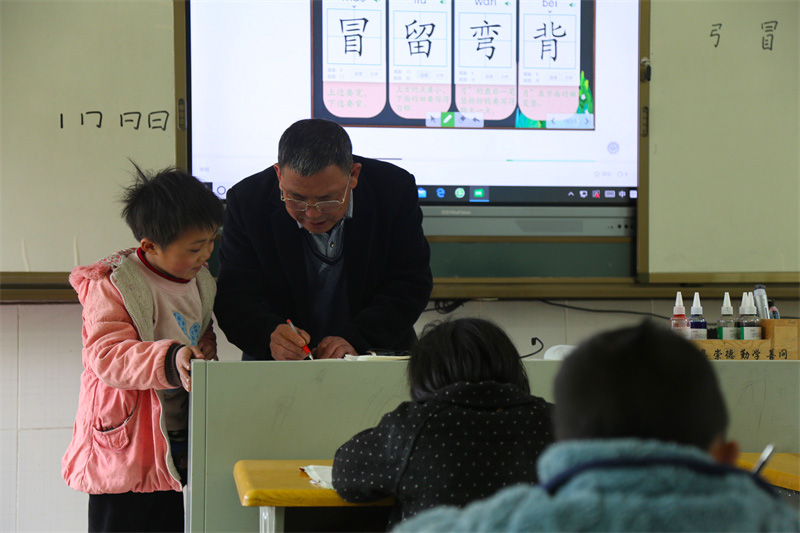 ��ѧУ��Ľ�ѧ�豸��ȫ������������ �ɭ��