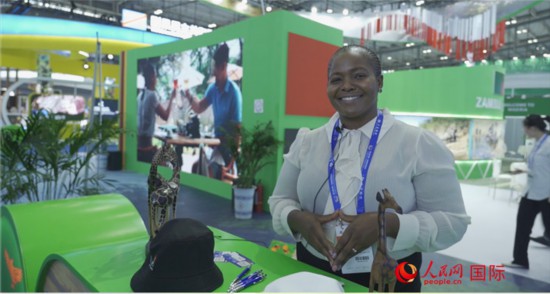 玛尔莎在赞比亚展馆。人民网记者 袁蒙摄