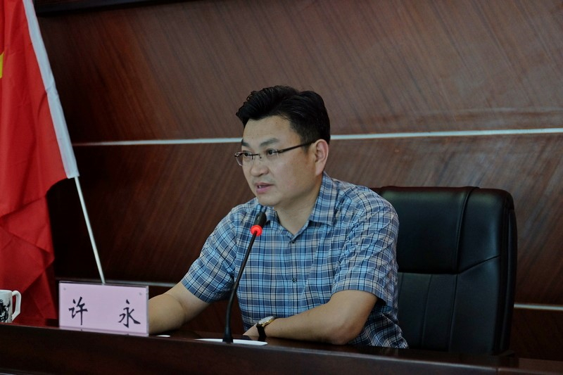 图为市经信委党委书记,主任许永正在讲党课 (李卓 摄)