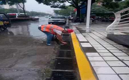 二医院、上海大众前下雨揭雨水窗