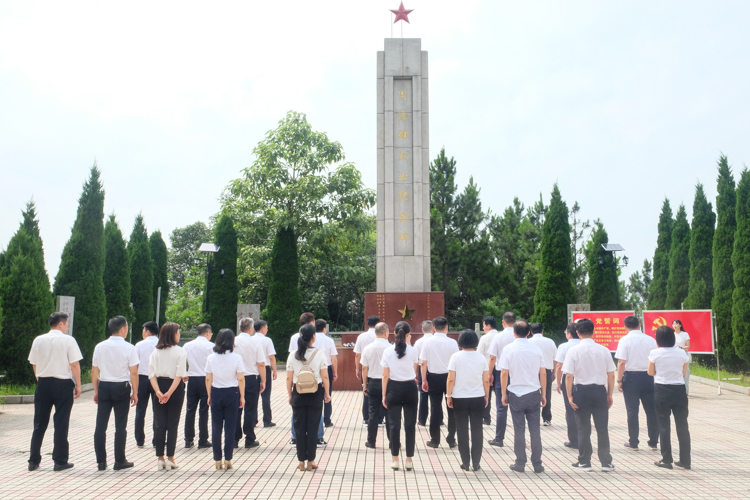 市工信局赴周逸群烈士纪念园开展党史学习教育第四次专题学习