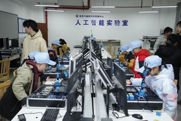 �����м����ѧ�᣺�˹����ܿƼ�̽��Ӫ�չ٣����������ʽ����ǰ�ؿƼ�