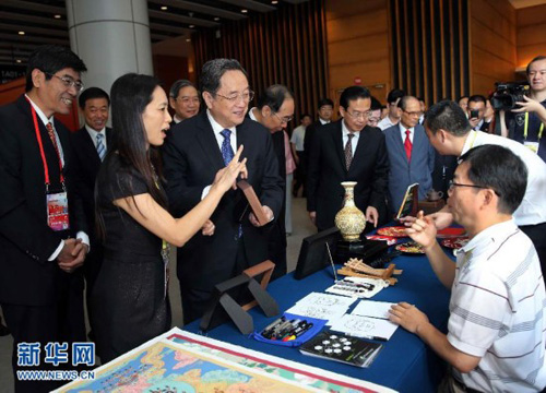 图为俞正声参观海峡论坛回顾展时与一位残疾人亲切交流 图为俞正声参观海峡论坛回顾展时与一位残疾人亲切交流