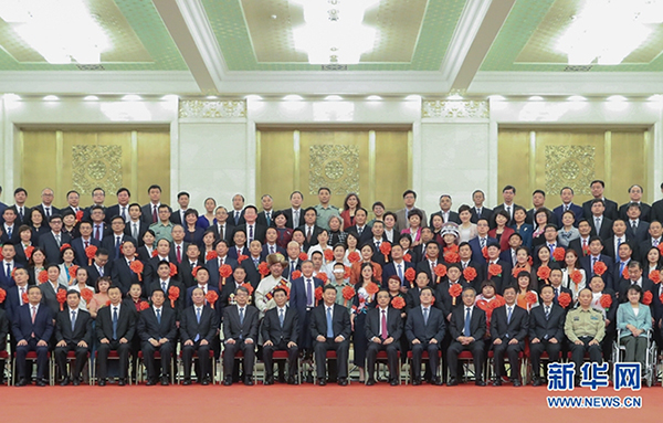 5月16日,党和国家领导人习近平、李克强、王沪宁等在北京人民大会堂会见第六次全国自强模范暨助残先进表彰大会代表。新华社记者 丁林 摄 5月16日,党和国家领导人习近平、李克强、王沪宁等在北京人民大会堂会见第六次全国自强模范暨助残先进表彰大会代表。新华社记者 丁林 摄