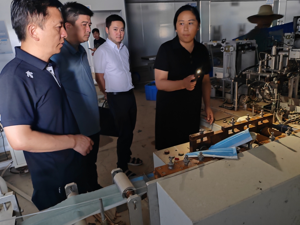 市社科联机关干部在汨罗长乐镇大垅农庄了解受灾情况