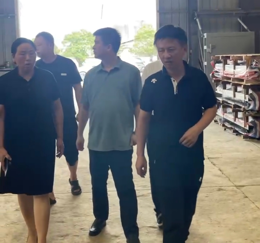 市社科联机关干部在汨罗长乐镇生产车间了解受灾情况