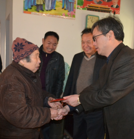 省总工会党组成员、副主席周海滨(右一)率团来岳阳慰问困难职工 省总工会党组成员、副主席周海滨(右一)率团来岳阳慰问困难职工